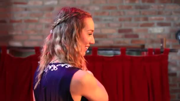 Magabiztos nő elhagyja színpadon után beszél - Felvétel, videó