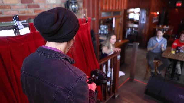 Férfi forgatás videó nő segítségével kamera - Felvétel, videó