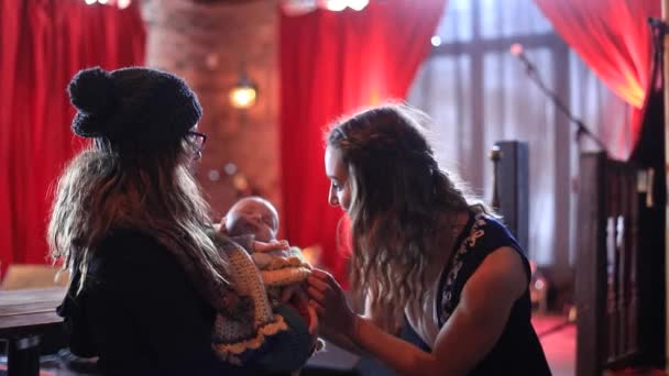 Mulher brincando com um mês de idade bebê no bar
 - Filmagem, Vídeo