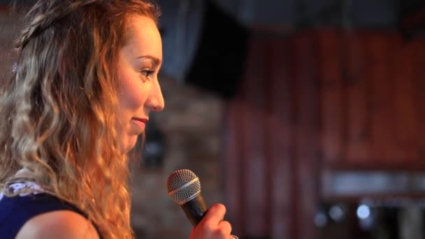 Frau auf der Bühne hört Publikum zu - Filmmaterial, Video