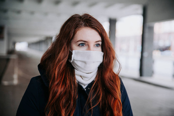 Woman wearing protection face mask against coronavirus and flu outdoor - Fotoğraf, Görsel