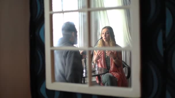 Mladá žena dává rozhovor s mužem - Záběry, video