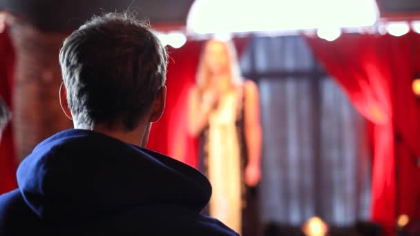 Junger Mann teilt Gedanken mit Frau auf der Bühne - Filmmaterial, Video