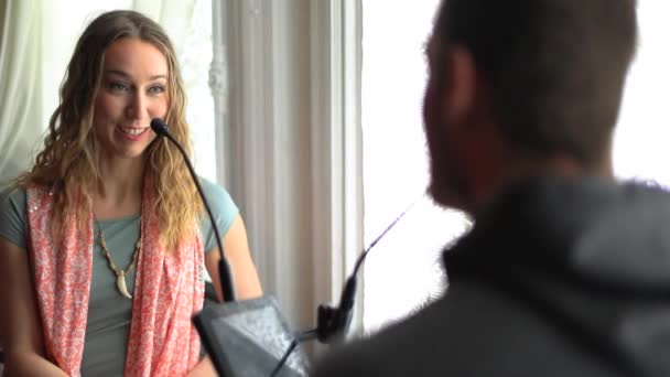 Homem fazendo pergunta à mulher durante a entrevista
 - Filmagem, Vídeo