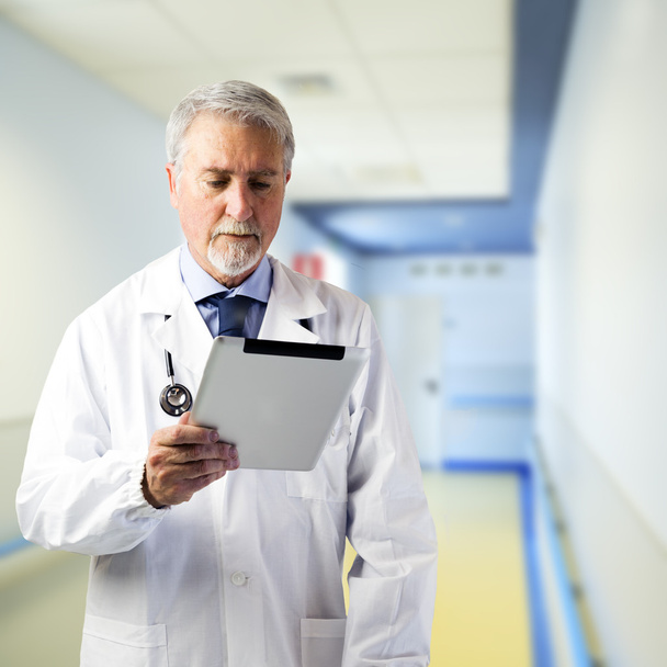 Doutor no corredor do hospital com tablet
 - Foto, Imagem