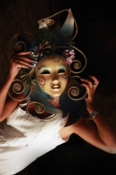 Venedik maskeli bir kız koyu bir arka planda - Fotoğraf, Görsel
