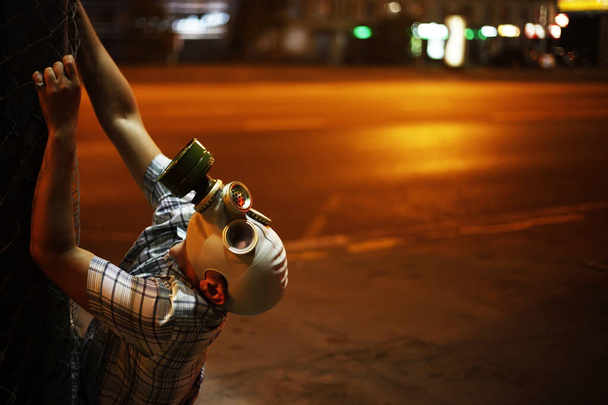Mann mit Gasmaske auf nächtlicher Straße - Foto, Bild