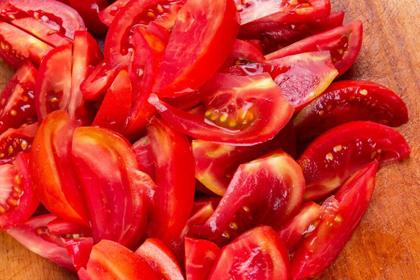 Tomaattiviipale leikkuulaudalla, kasvisruoan ainesosa, tuore
. - Valokuva, kuva