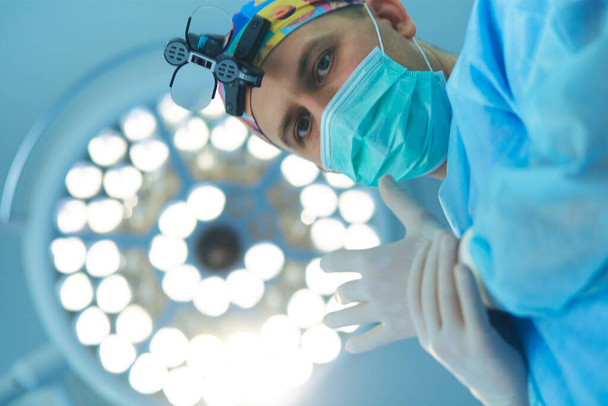 Male surgeon on background in operation room - Foto, afbeelding