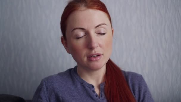 Sick woman sneezes into a paper scarf at home. - Séquence, vidéo