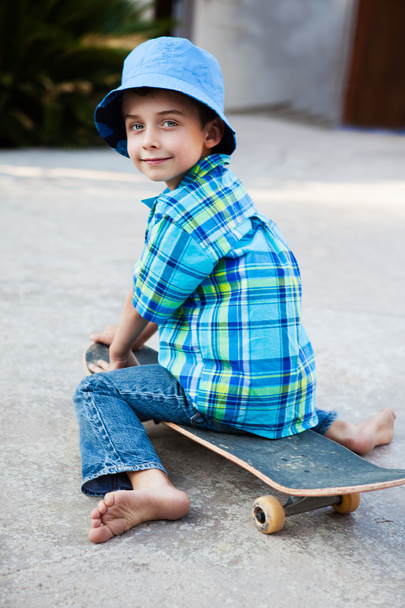 Cute child on Skateboard - Fotoğraf, Görsel