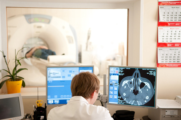 Doctor con tomografía computarizada
 - Foto, imagen
