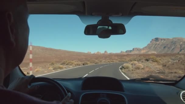 Widok drogi w górskim terenie od jazdy samochodem - Materiał filmowy, wideo