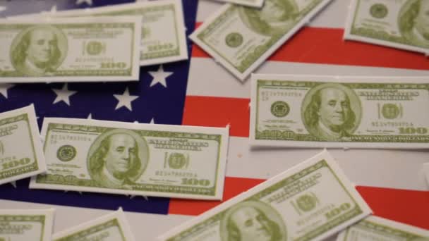 Banknoty 100 dolarów na fladze Stanów Zjednoczonych Ameryki - Materiał filmowy, wideo