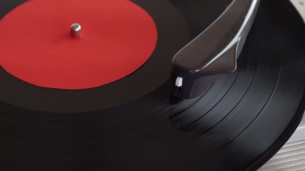 Close-up van vinyl platenspeler op een witte achtergrond. Ondiepe scherptediepte, scherpstelling selecteren - Video