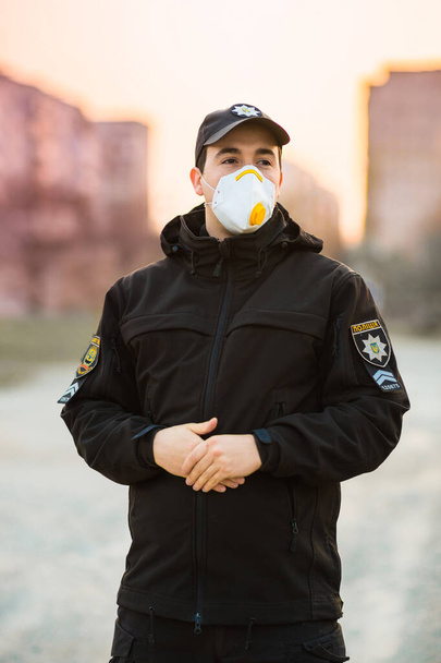 medium sharp. policeman in a protective mask against the background of the city. the fight against the virus. emergency. pandemic. Ukraine. coronavirus - Foto, afbeelding