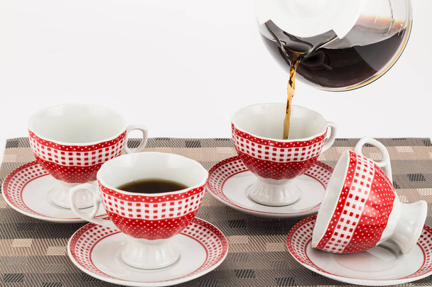 Set de tazas para café con diseño moderno sobre fondo blanco
. - Foto, Imagen
