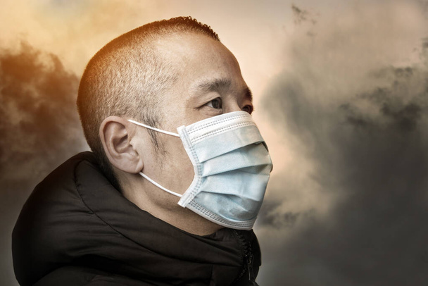 Azji w średnim wieku mężczyzna noszenie medycznych mas twarzy - Zdjęcie, obraz