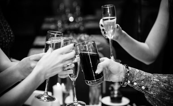 φωτογραφία των ανθρώπων κρατώντας ποτήρια κρασί και τσούγκριζαν - Φωτογραφία, εικόνα