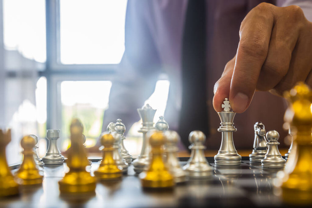 Sakk játék a sakktáblán mögött üzletember háttér. Üzleti koncepció a pénzügyi információk és marketing stratégia elemzésének bemutatására. Beruházási cél a világgazdaságban és a digitális kereskedelemben. - Fotó, kép