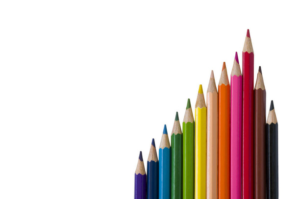 Set van gekleurde potloden op een witte achtergrond die is gerangschikt in een staafdiagram  - Foto, afbeelding