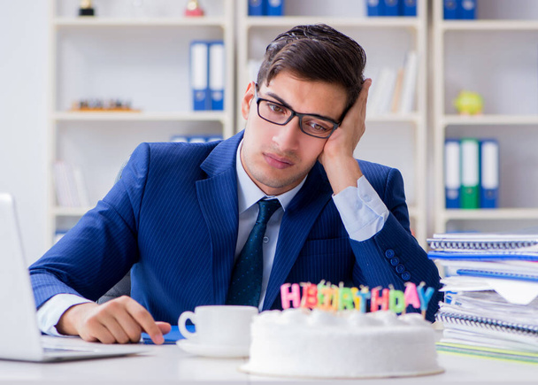 Il giovane uomo d'affari che festeggia il compleanno da solo in ufficio - Foto, immagini