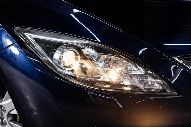 Detailní světlo zblízka na nové modré auto. Detail exteriéru  - Fotografie, Obrázek