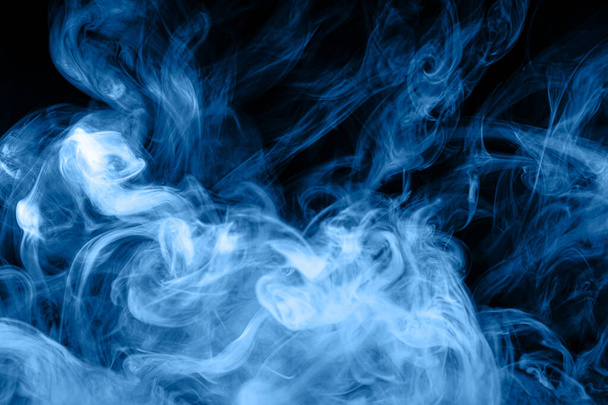 Zamrożony abstrakcyjny ruch eksplozji niebieski dym wiele kolorów na czarnym tle. Tło od dymu vap - Zdjęcie, obraz