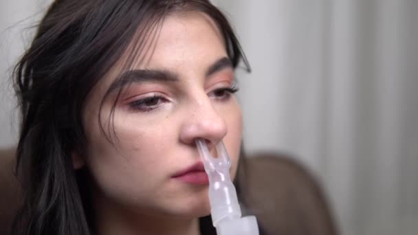 Γυναίκα σε αναπνευστήρα κοντά με ατμό. Ιατρικό προϊόν Θεραπεία εν ψυχρώ coronavirus - Πλάνα, βίντεο
