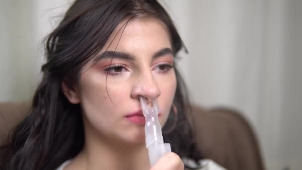 Kobiety inhalacje z nebulizatorem w domu choroby płuc para covid - Materiał filmowy, wideo