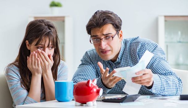 A fiatal pár a családi pénzügyi papírokat nézi. - Fotó, kép