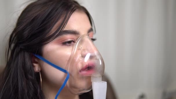 žena používat nebulizer inhalátor k léčbě chřipky kašel koronavirus plicní astma - Záběry, video