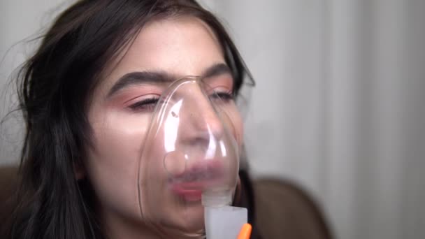 kobieta używać nebulizatora wziewny leczenia choroby astmy coronavirus zwolniony ruch - Materiał filmowy, wideo