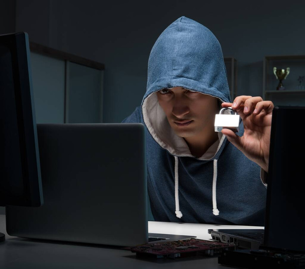 Hackerský hackerský počítač v noci - Fotografie, Obrázek