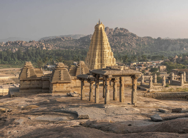 Vijayanagara zříceniny bývalého hlavního města Vijayanagar říše ve vesnici Hampi v severním indickém státě Karnataka - Fotografie, Obrázek