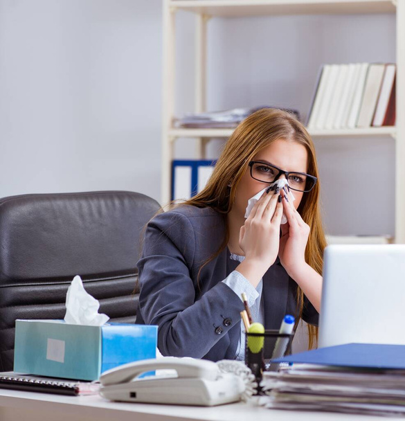 Bizneswoman pracownik chory w biurze - Zdjęcie, obraz