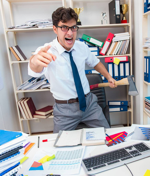 オフィスで怒っている忙しい挫折したビジネスマン - 写真・画像