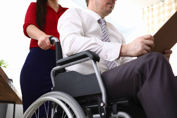 Behinderte Männer erstellen Bericht - Foto, Bild