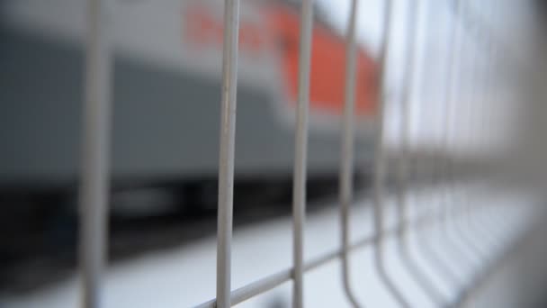 Detailní záběr dvojice kol (kolový vozík) nákladního železničního vlaku - Záběry, video