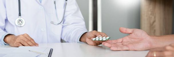 Gesundheitskonzept, Arzt geben ein Medikament Medikament Pillen und erklären dem Patienten im Krankenhaus die Anwendungsrichtung. - Foto, Bild