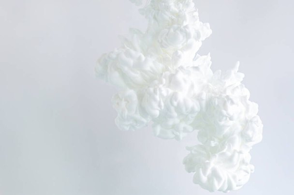 Homályos és fókusz fehér poszter szín oldódik vízben absztrakt és backgorund koncepció. - Fotó, kép