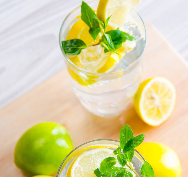 Glasss of mojito with lemon and drinking straw - Foto, Imagem