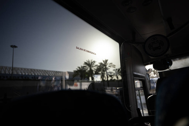スペインのマヨルカ島の窓の上に書かれたバスの非常出口. - 写真・画像