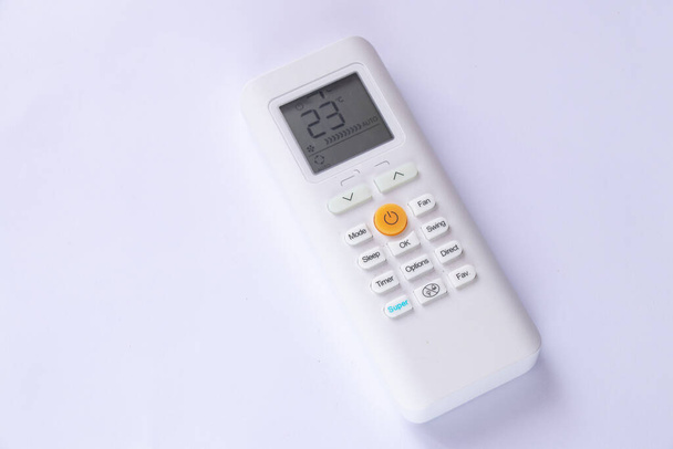witte afstandsbediening van airconditioner op een witte achtergrond - Foto, afbeelding