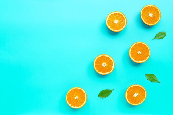 Haute teneur en vitamine C, Juteux et doux. Fruit orange frais sur fond bleu. Vue du dessus - Photo, image