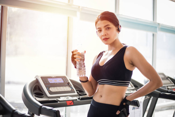 体育館で練習した後、スポーティ女性アジア飲料水。フィットネス – 健康の概念 - 写真・画像