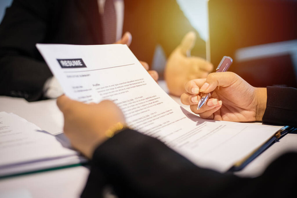 Zakenmensen en zakenvrouwen bespreken documenten en ondertekenen een zakelijke overeenkomst voor een sollicitatieconcept - Foto, afbeelding