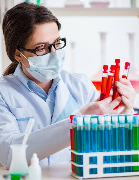 Química feminina a trabalhar no laboratório hospitalar - Foto, Imagem
