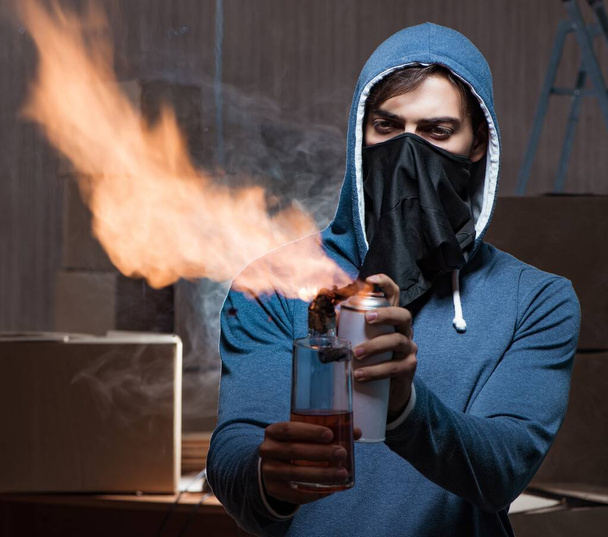 Rebelde com coquetel molotov em quarto escuro - Foto, Imagem