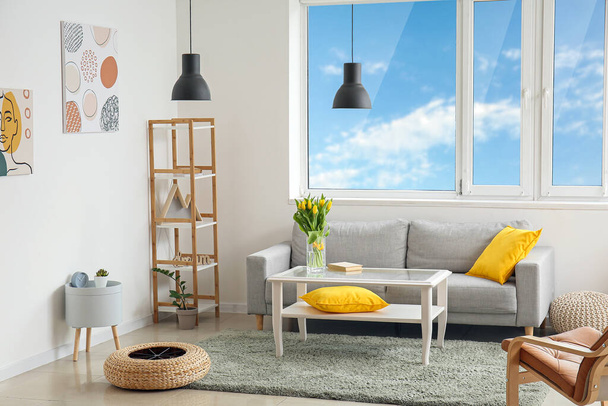 Interior de la moderna sala de estar con cómodo sofá
 - Foto, Imagen